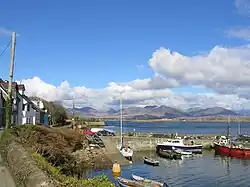 Roundstone, mit im Hintergrund die Berge von Connemara
