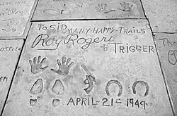 Abdrücke von Triggers Hufeisen sowie seinem Filmpartner Roy Rogers am Chinese Theatre auf dem Hollywood Boulevard