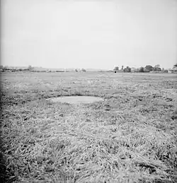 Der versenkte und vollkommen hochgefahrene Turm eines Pickett-Hamilton Retractable Fort auf einem Flugplatz in Südengland