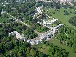 Gesamtanlage mit Park