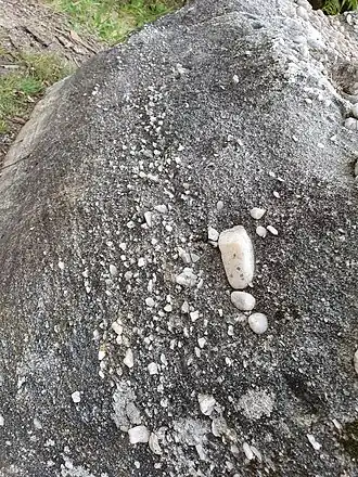 Nahaufnahme der Mühlsteinformation bei Les Brageaux