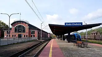 Empfangsgebäude und Bahnsteiggleise (2022)