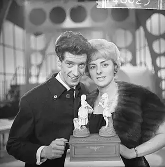 Annie Palmen mit Nerzschweifcape, sowie Rudi Carrell (1963)