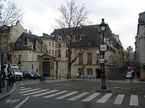Nr. 55–59: Hôtel de Nesmond.