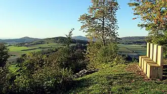 Blick vom Schauenburger Burgberg der Ruine Schauenburg hinüber zum Großen Schönberg und Lindenberg (vorne mittig); beide Erhebungen bilden aus dieser Perspektive "einen Berg".