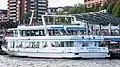 Rundfahrtboot am Anleger St. Pauli Landungsbrücken, Hamburg