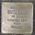 Ruth Kahn vor der Hudtwalckerstraße 27