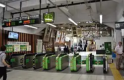 Bahnsteigsperren in der Bahnhofshalle