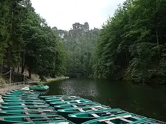 Blick über den Amselsee zum Kletterfelsen Lokomotive