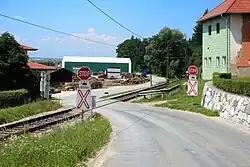 Nicht tech­nisch ge­si­cher­te Eisen­bahn­kreu­zung mit Stopp- und Zu­satz­tafel