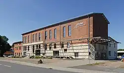 Strubes Firmensitz am Ortseingang in Söllingen. Vor dem Gebäude befinden sich Gewächshäuser, die das Unternehmen zur Züchtung von Zuckerrüben nutzt.