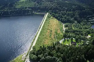 Luftbild des Staudammes der Sösetalsperre