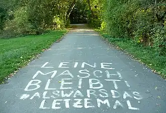 Schriftzug auf einem Weg