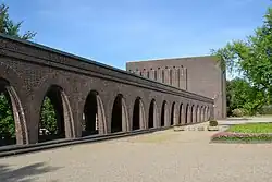 Einsegnungshalle mit Arkaden