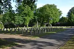 Ehrenfriedhof, im Hintergrund: Stele mit Eisernem Kreuz