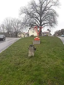 Steinkreuz an der Kreuzung Langer Weg&nbsp;/ Am Ilmhang zur Hauptstraße