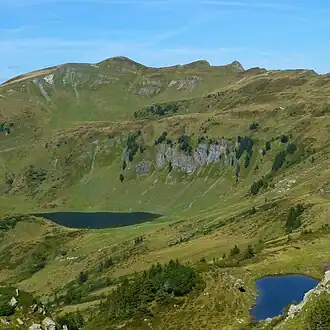 Sünser Spitze mit dem Sünser See (links) und dem Blauen See (rechts) im Bildvordergrund
