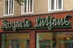 Außenwerbung in Sütterlinschrift („Drogerie Lütjens“)
