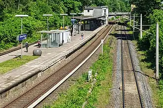 Bahnsteig des S-Bahnhofs, rechts an der Ostseite das Gleis der Güterumgehungsbahn