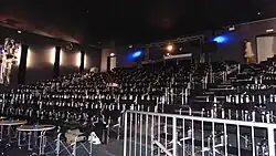 Blick vom Eingangsbereich / Bühne in den Zuschauerraum