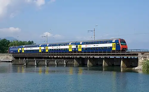 Re 450-Doppelstock-Pendelzug der SBB als S5 (über Hurdner Brücke)
