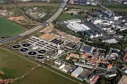 Luftbild der Kläranlage Dresden-Kaditz; rechts unten der Kaditzer Teil der Scharfenberger Straße