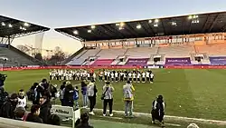 Stadion an der Hafenstrasse, Heimat der SGS Essen seit 2012. Zu sehen sind die Spielerinnen, Einlaufkinder und Pressefotrafen im weiten Rund des Stadions