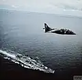 Ein Harrier über der HMS Blake, 1969