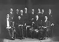 Erste Reihe von links: Seyyed Hassan Taqizadeh, Mohammad Reza Mosavat, Hossein Gholi Khan Navah, Vahid al-Molk Shybani; zweite Reihe von links: Mohammad Ali Dschamalzade, Seyyed Abolhassan Alavi (Vater von Bozorg Alavi), Mohammad Ali Mafi Nezam al Saltaneh, unbekannt, Ezatollah Khan Hedayat, Ghasem Suresrafil, unbekannt; Berlin 1918