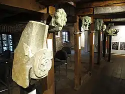 Architekturfragmente alter und ehemaliger Kirchen