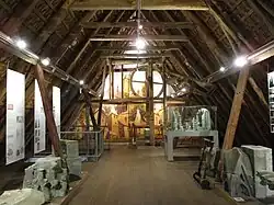 Kirchenbau und die Geschichte der Bauhütte auf dem Dachboden