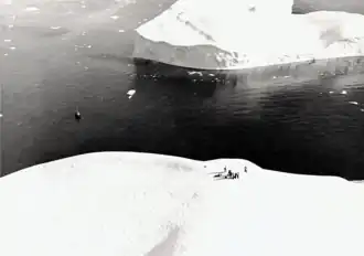 Filmteam auf einem Eisberg