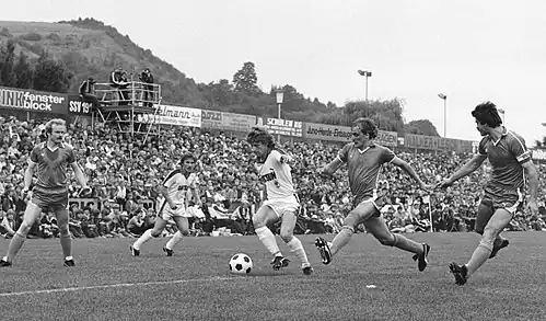 DFB-Pokal 1981/82: Vor 10.000 Zuschauern setzt sich der 5-fache Torschütze Frank Mill gegen die Dillenburger Abwehr durch