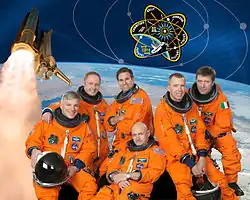 Vorne sitzend v. l. n. r. Gregory H. Johnson, Mark Kelly, Andrew Feustel, hintere Reihe v. l. n. r. Michael Fincke, Greg Chamitoff, Roberto Vittori