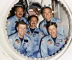 v.&nbsp;l.&nbsp;n.&nbsp;r. Vorne: Joe Engle, Richard Covey; Mitte: John Lounge; Hinten: James van Hoften, William Fisher