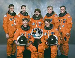 v.l.n.r vorne: Terence Henricks, Kevin Kregel hinten: Jean-Jacques Favier, Richard Linnehan, Susan Helms, Charles Brady, Robert Thirsk