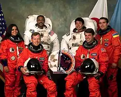 v.&nbsp;l.&nbsp;n.&nbsp;r. Vorne: Steven Lindsey, Kevin Kregel; Mitte: Kalpana Chawla, Leonid Kadenjuk; Hinten: Winston Scott, Takao Doi