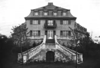 Nordwestseite der Villa mit Terrasse (vor dem Festsaal) und Freitreppe