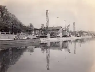 Main mit Sandbaggerei Blum, drei Tage nach Kriegsende in Schweinfurt. 14. April 1945