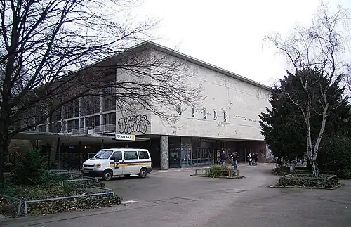 Südfassade (links) und Ostfassade der Mensa, 2017.