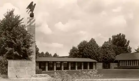 Ander-Kupfer-Platz (1. Vorplatz). Mit Stadion-Denkmal, Kassenanlage und Stadiongaststätte, um 1950