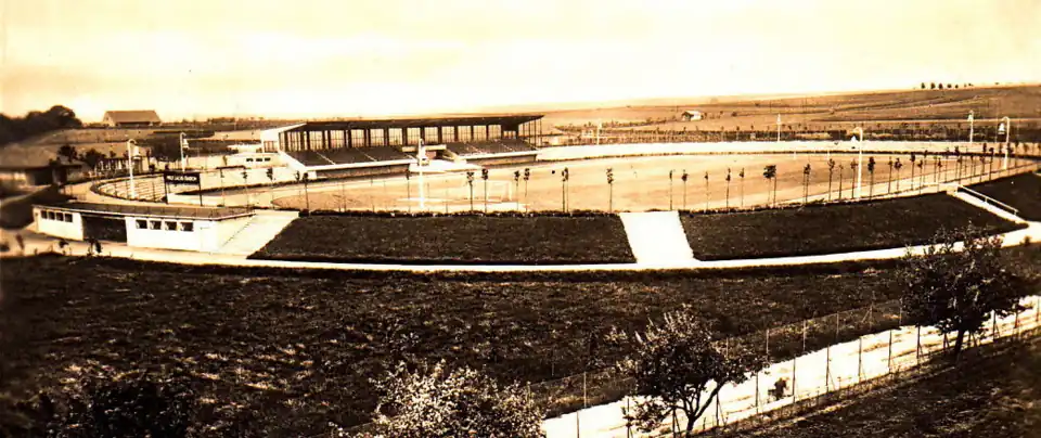 Stadion Ende der 1930er Jahre. Links Marathontor, hinten links Tennishaus