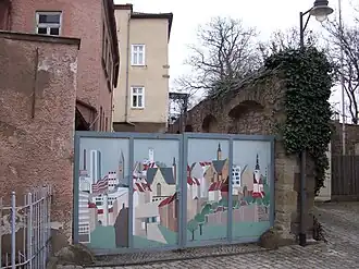 Kutschenstation von 1563. Rechts Reste der nördlichen Burgmauer. Blick von außen auf zugemauerte, raumhohe Öffnungen