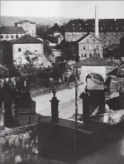 Blick vom Mühltor auf die Mainberger Straße 1875/76. Rechts die Zuckerfabrik, links Villen