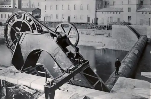 Aufzugsvorrichtung des Walzenwehrs im Hauptarm im Jahre 1903 am Ende der Bauarbeiten