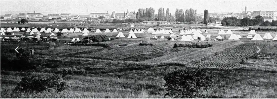 Militärlager im Deutschen Krieg 1866 an der Pfinz mit noch baumlosem Areal der späteren Wehranlagen (Mittelgrund rechts)