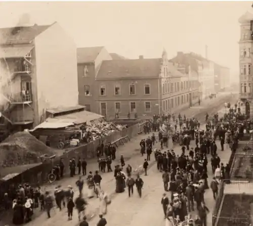 Hauptwerk um 1900 an der Schrammstraße, hinter der Querstraße (Sattlerstraße); Das Mietshaus links davor (Abbruch) und der Bereich der Sattlerstraße links der Schrammstraße wurden spätestens 1913 in das ausgebaute Fichtel & Sachs Werk 1 integriert.