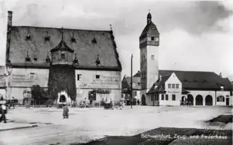 Links Zeughaus. Rechts ehem. Kilianskapelle, seit 1907/08 in Neubau zur Feuerwache integriert, mit erhöhtem Schlauchturm. Um 1933