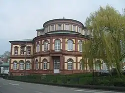 Westansicht: halbrunder Vorbau