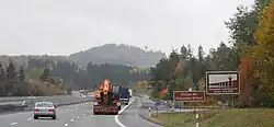 Blick von der A&nbsp;9 in Richtung Brücke und auf Unterrichtungstafeln